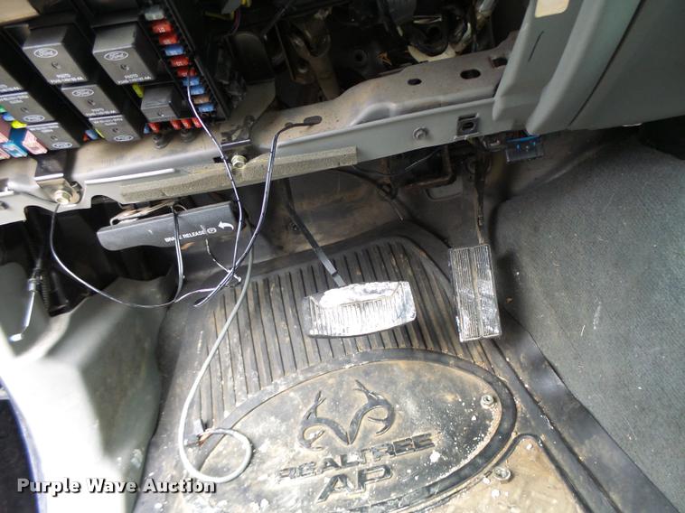 image for item DA3258 2004 Ford F350 Super Duty Crew Cab pickup truck