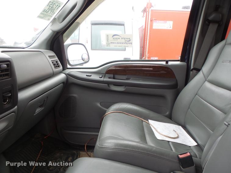 image for item DA3258 2004 Ford F350 Super Duty Crew Cab pickup truck