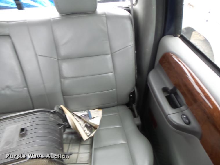 image for item DA3258 2004 Ford F350 Super Duty Crew Cab pickup truck