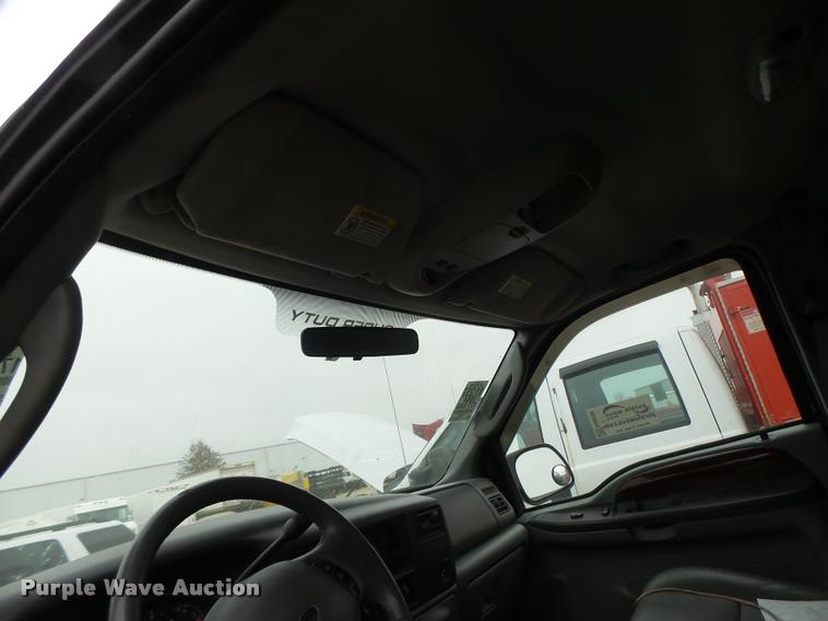 image for item DA3258 2004 Ford F350 Super Duty Crew Cab pickup truck