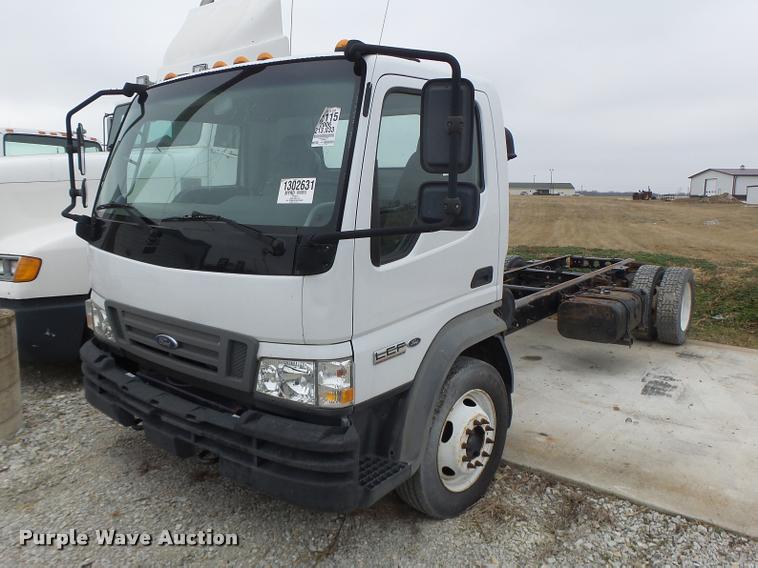 image for item DA3262 2006 Ford LCF truck cab and chassis