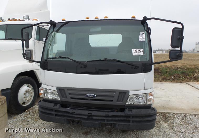 image for item DA3262 2006 Ford LCF truck cab and chassis