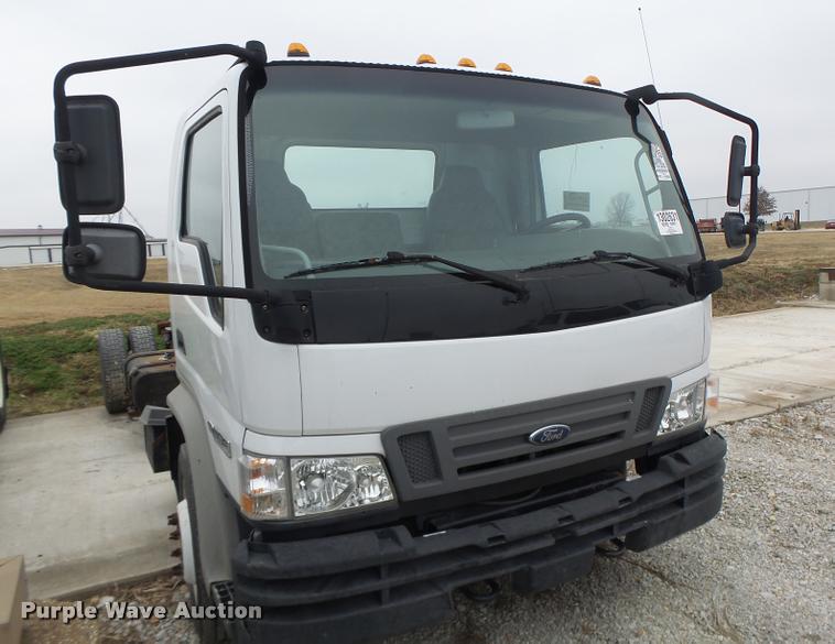 image for item DA3262 2006 Ford LCF truck cab and chassis