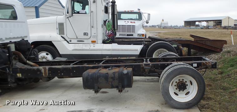 image for item DA3262 2006 Ford LCF truck cab and chassis