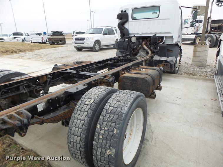 image for item DA3262 2006 Ford LCF truck cab and chassis