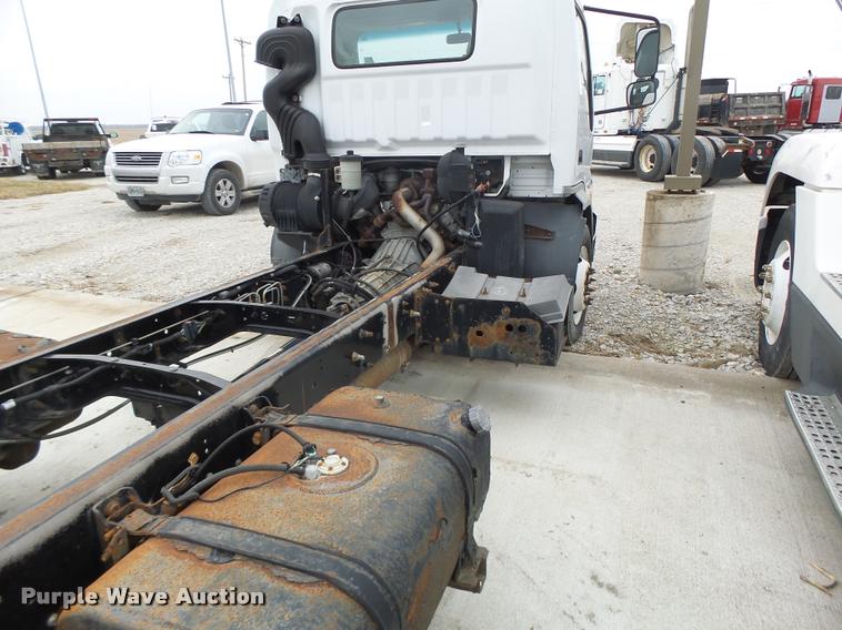 image for item DA3262 2006 Ford LCF truck cab and chassis