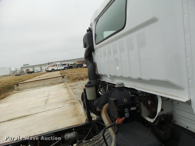 image for item DA3262 2006 Ford LCF truck cab and chassis