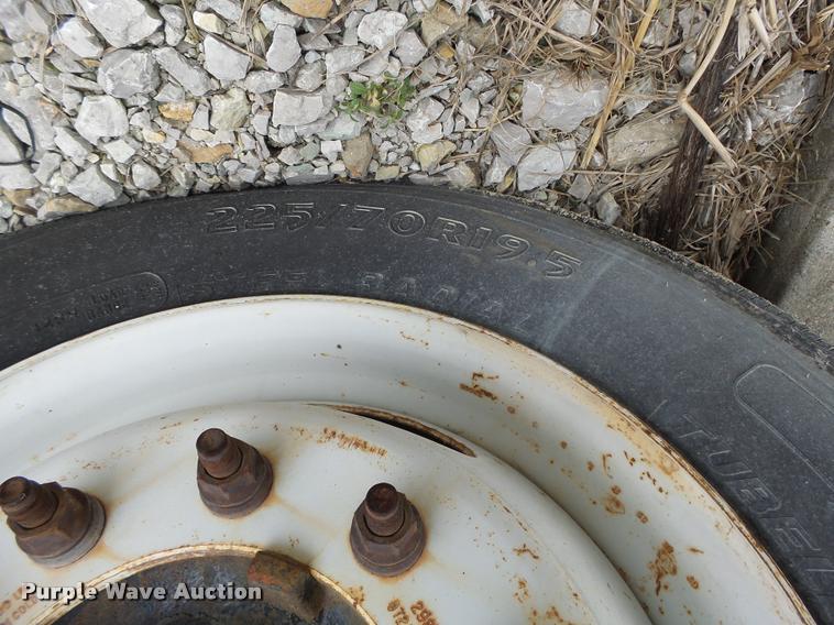 image for item DA3262 2006 Ford LCF truck cab and chassis