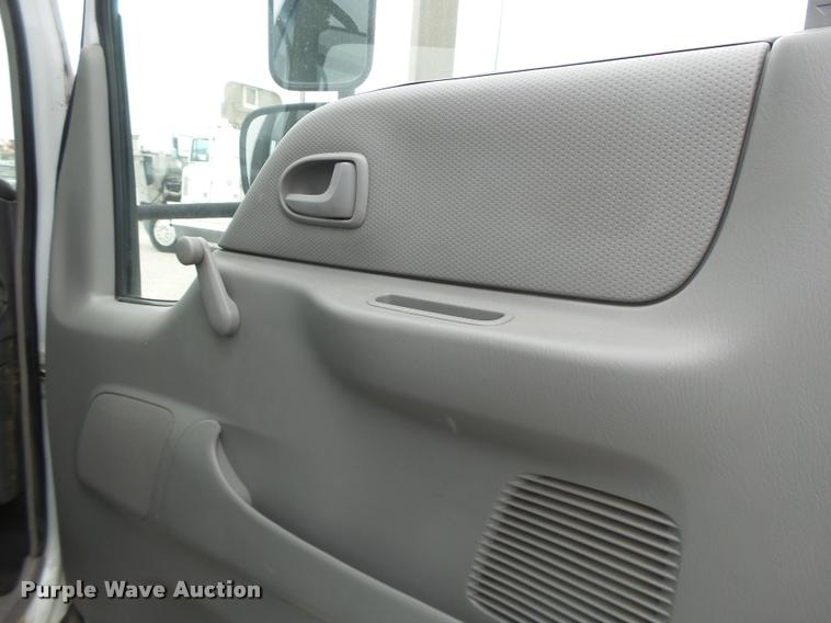 image for item DA3262 2006 Ford LCF truck cab and chassis