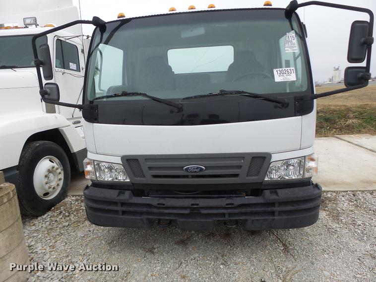 image for item DA3262 2006 Ford LCF truck cab and chassis