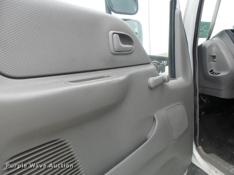 image for item DA3262 2006 Ford LCF truck cab and chassis