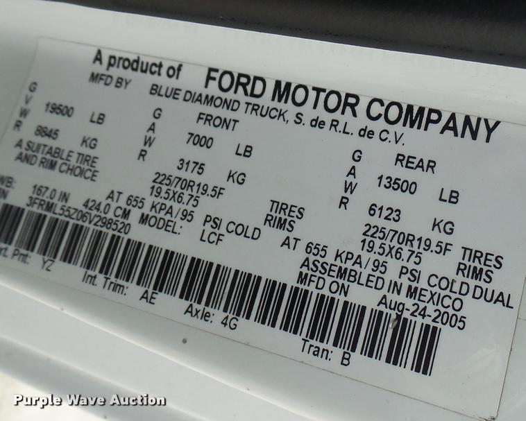 image for item DA3262 2006 Ford LCF truck cab and chassis