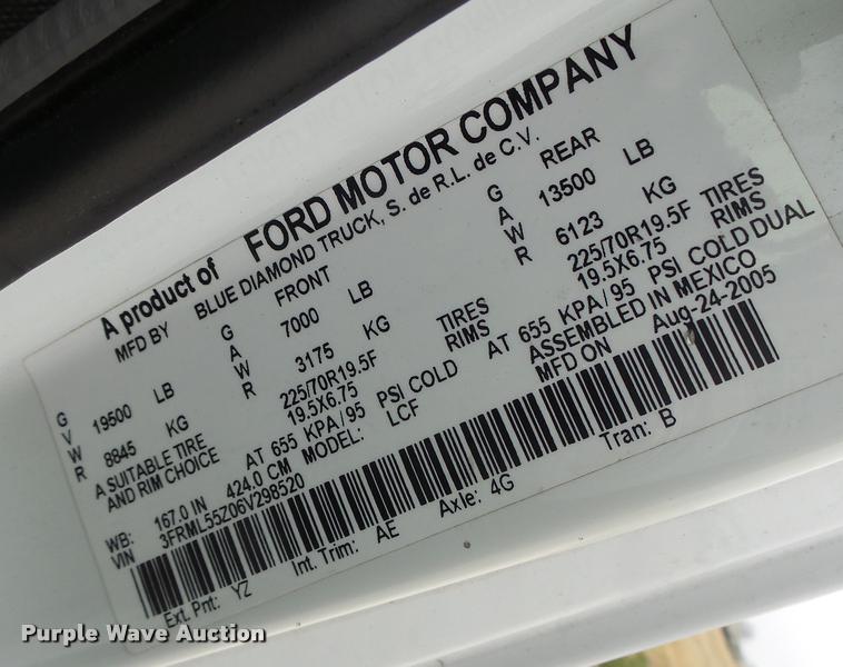 image for item DA3262 2006 Ford LCF truck cab and chassis