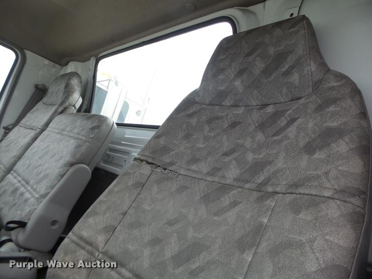 image for item DA3262 2006 Ford LCF truck cab and chassis