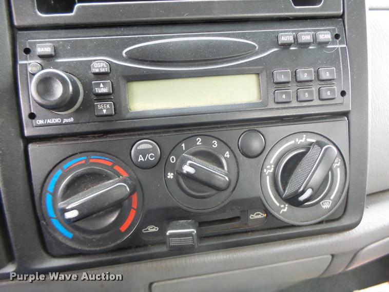 image for item DA3262 2006 Ford LCF truck cab and chassis