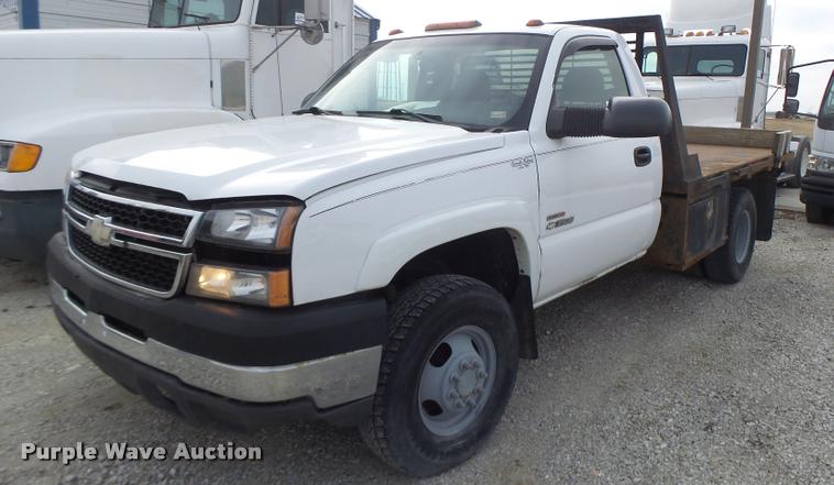 image for item DA3267 2004 Chevrolet Silverado 3500 flatbed pickup truck