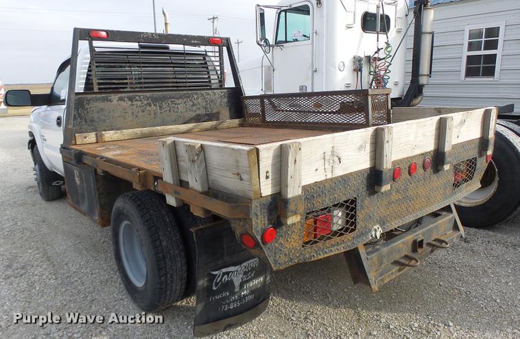image for item DA3267 2004 Chevrolet Silverado 3500 flatbed pickup truck