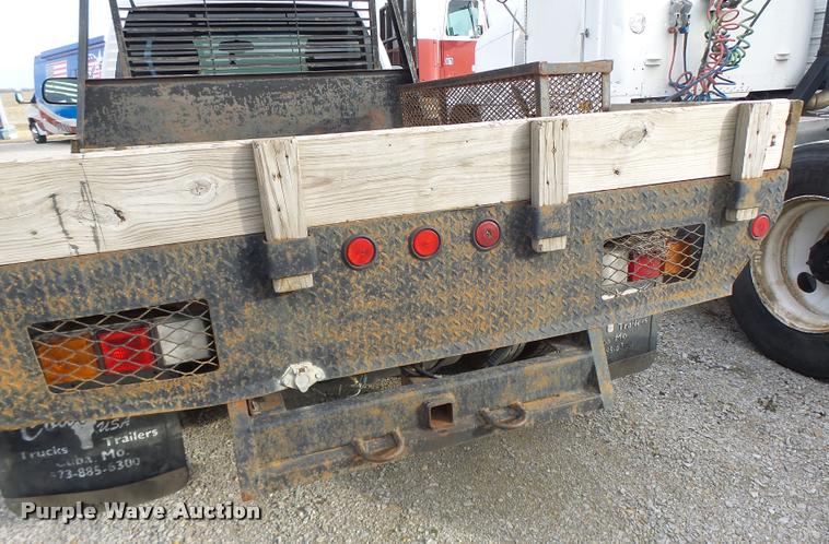 image for item DA3267 2004 Chevrolet Silverado 3500 flatbed pickup truck