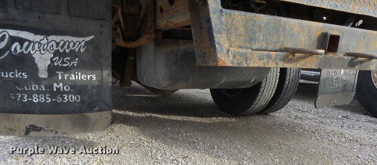 image for item DA3267 2004 Chevrolet Silverado 3500 flatbed pickup truck