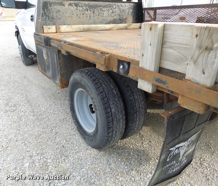 image for item DA3267 2004 Chevrolet Silverado 3500 flatbed pickup truck
