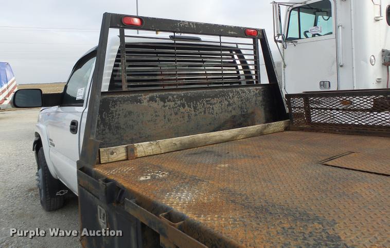 image for item DA3267 2004 Chevrolet Silverado 3500 flatbed pickup truck