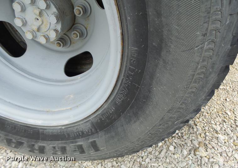 image for item DA3267 2004 Chevrolet Silverado 3500 flatbed pickup truck