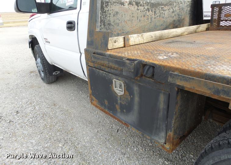 image for item DA3267 2004 Chevrolet Silverado 3500 flatbed pickup truck