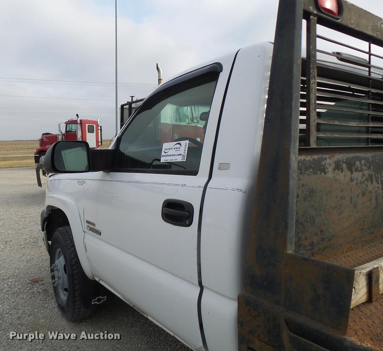 image for item DA3267 2004 Chevrolet Silverado 3500 flatbed pickup truck