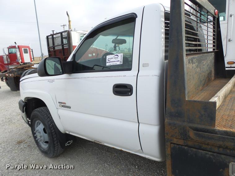 image for item DA3267 2004 Chevrolet Silverado 3500 flatbed pickup truck