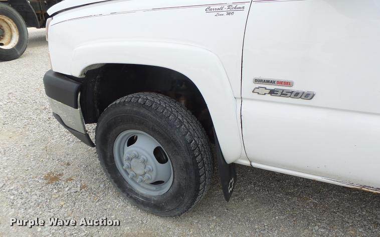 image for item DA3267 2004 Chevrolet Silverado 3500 flatbed pickup truck