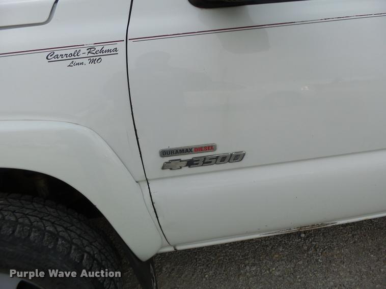 image for item DA3267 2004 Chevrolet Silverado 3500 flatbed pickup truck