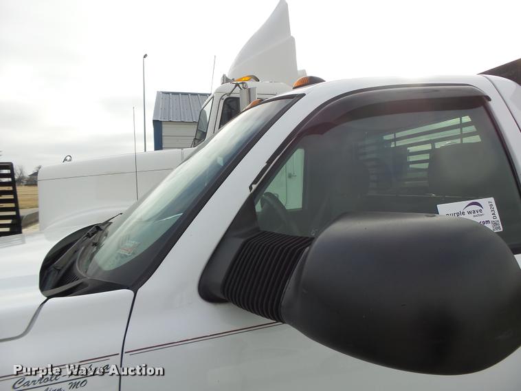 image for item DA3267 2004 Chevrolet Silverado 3500 flatbed pickup truck