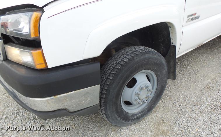 image for item DA3267 2004 Chevrolet Silverado 3500 flatbed pickup truck