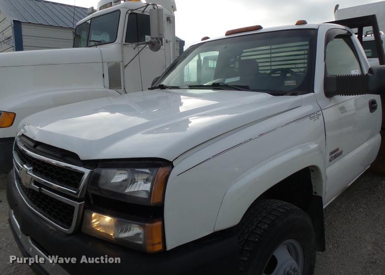 image for item DA3267 2004 Chevrolet Silverado 3500 flatbed pickup truck