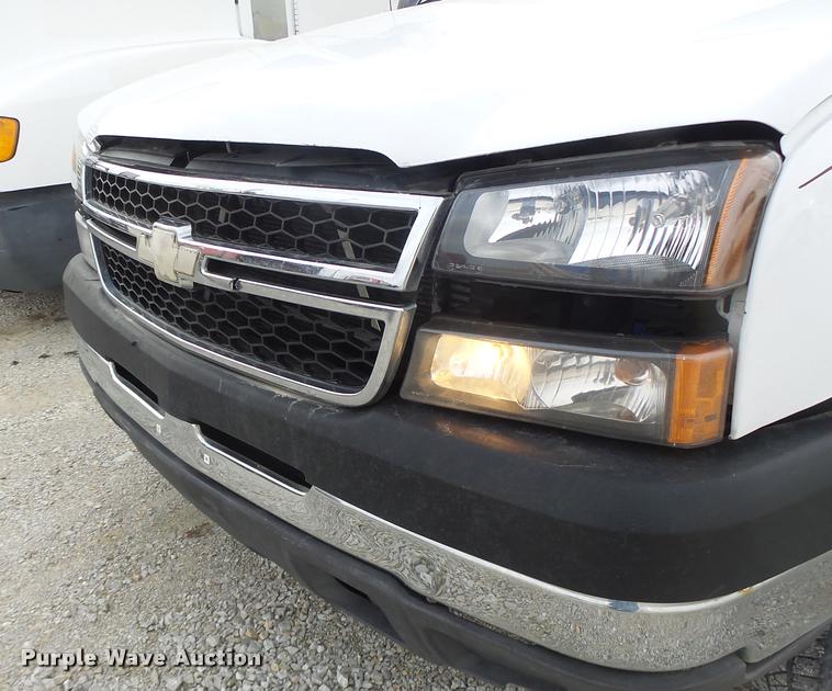 image for item DA3267 2004 Chevrolet Silverado 3500 flatbed pickup truck