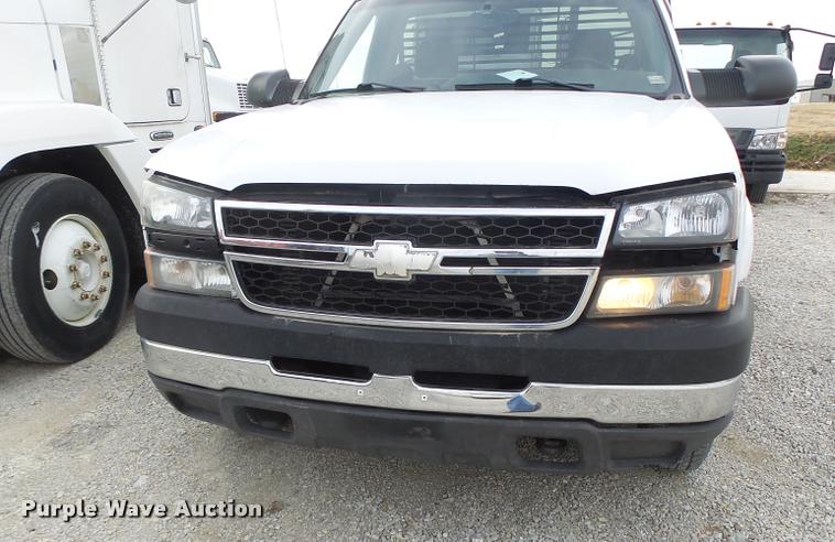 image for item DA3267 2004 Chevrolet Silverado 3500 flatbed pickup truck