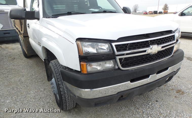 image for item DA3267 2004 Chevrolet Silverado 3500 flatbed pickup truck