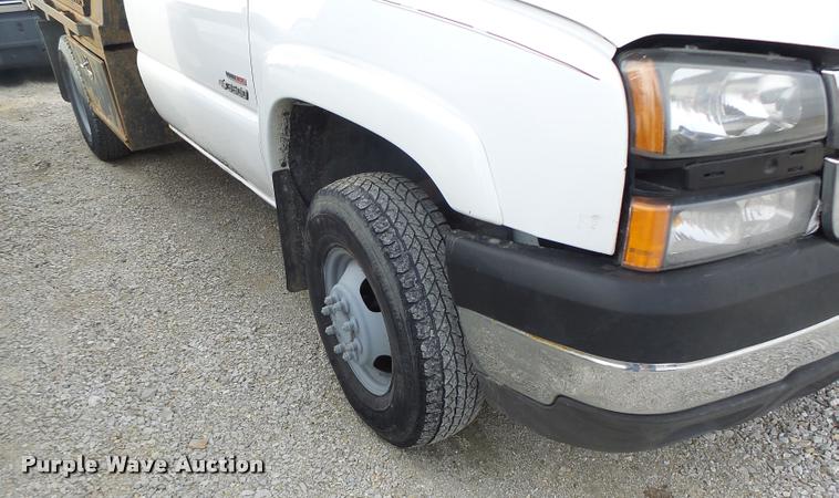 image for item DA3267 2004 Chevrolet Silverado 3500 flatbed pickup truck