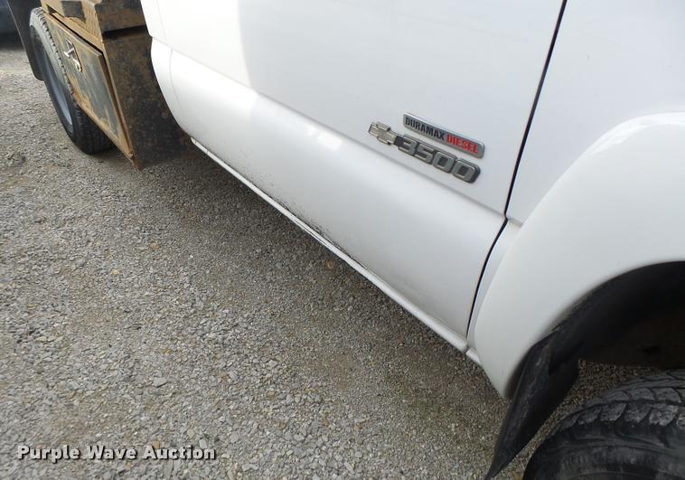image for item DA3267 2004 Chevrolet Silverado 3500 flatbed pickup truck