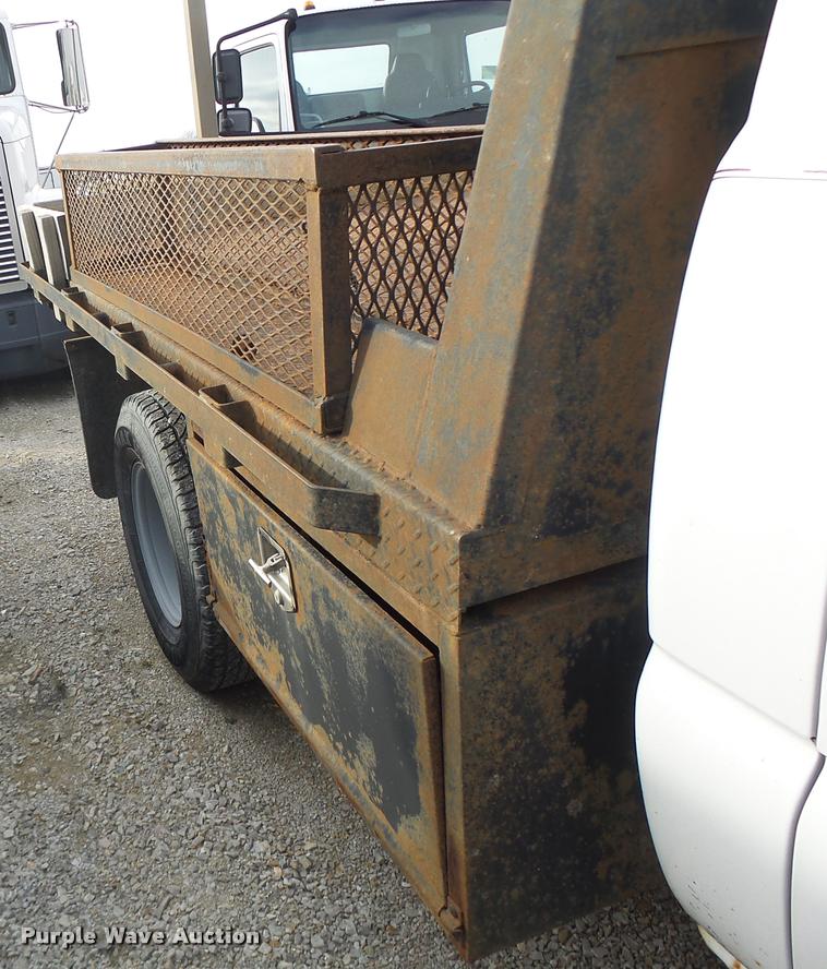 image for item DA3267 2004 Chevrolet Silverado 3500 flatbed pickup truck