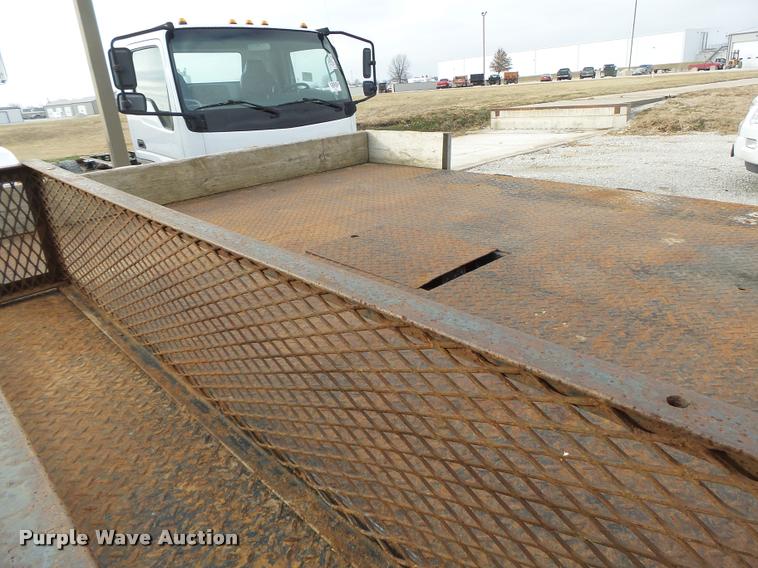 image for item DA3267 2004 Chevrolet Silverado 3500 flatbed pickup truck