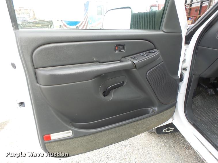 image for item DA3267 2004 Chevrolet Silverado 3500 flatbed pickup truck