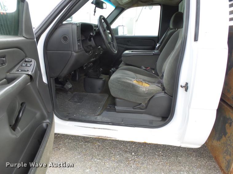 image for item DA3267 2004 Chevrolet Silverado 3500 flatbed pickup truck