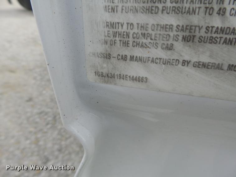 image for item DA3267 2004 Chevrolet Silverado 3500 flatbed pickup truck