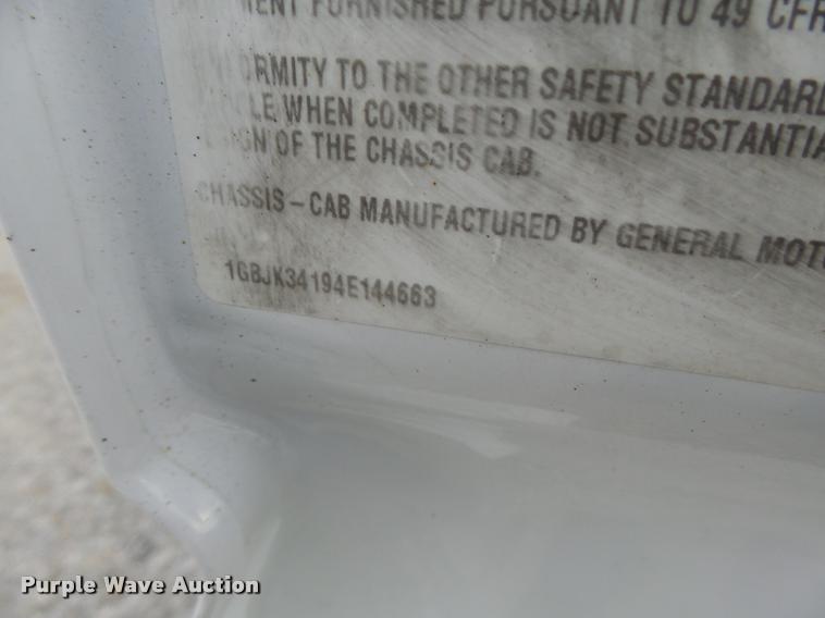 image for item DA3267 2004 Chevrolet Silverado 3500 flatbed pickup truck