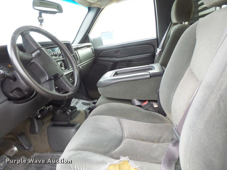 image for item DA3267 2004 Chevrolet Silverado 3500 flatbed pickup truck