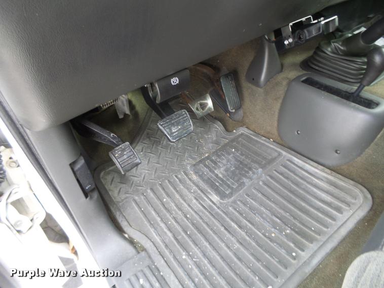 image for item DA3267 2004 Chevrolet Silverado 3500 flatbed pickup truck