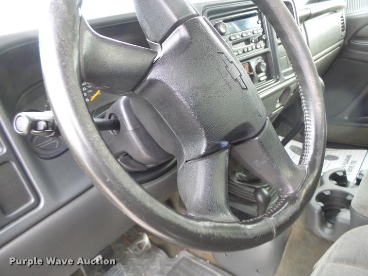 image for item DA3267 2004 Chevrolet Silverado 3500 flatbed pickup truck