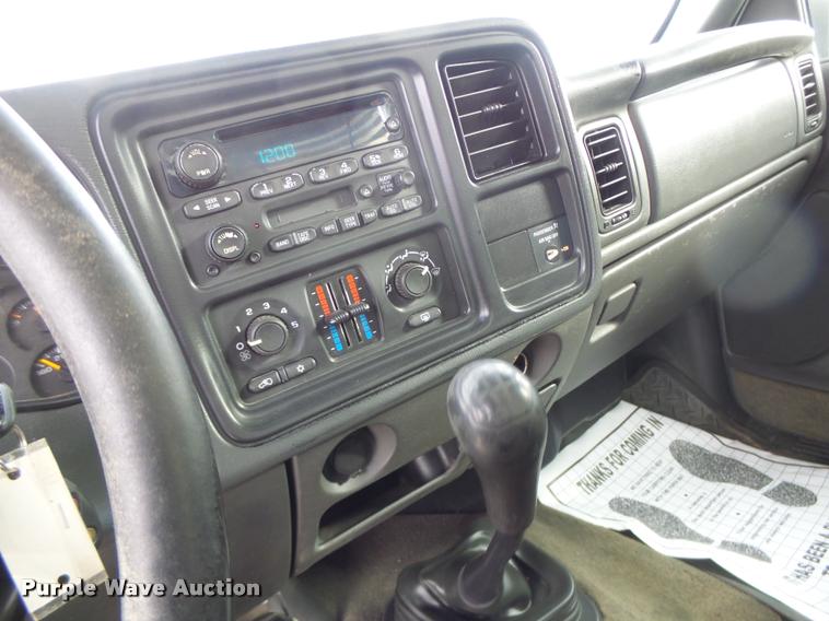 image for item DA3267 2004 Chevrolet Silverado 3500 flatbed pickup truck