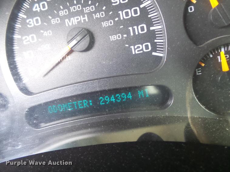 image for item DA3267 2004 Chevrolet Silverado 3500 flatbed pickup truck